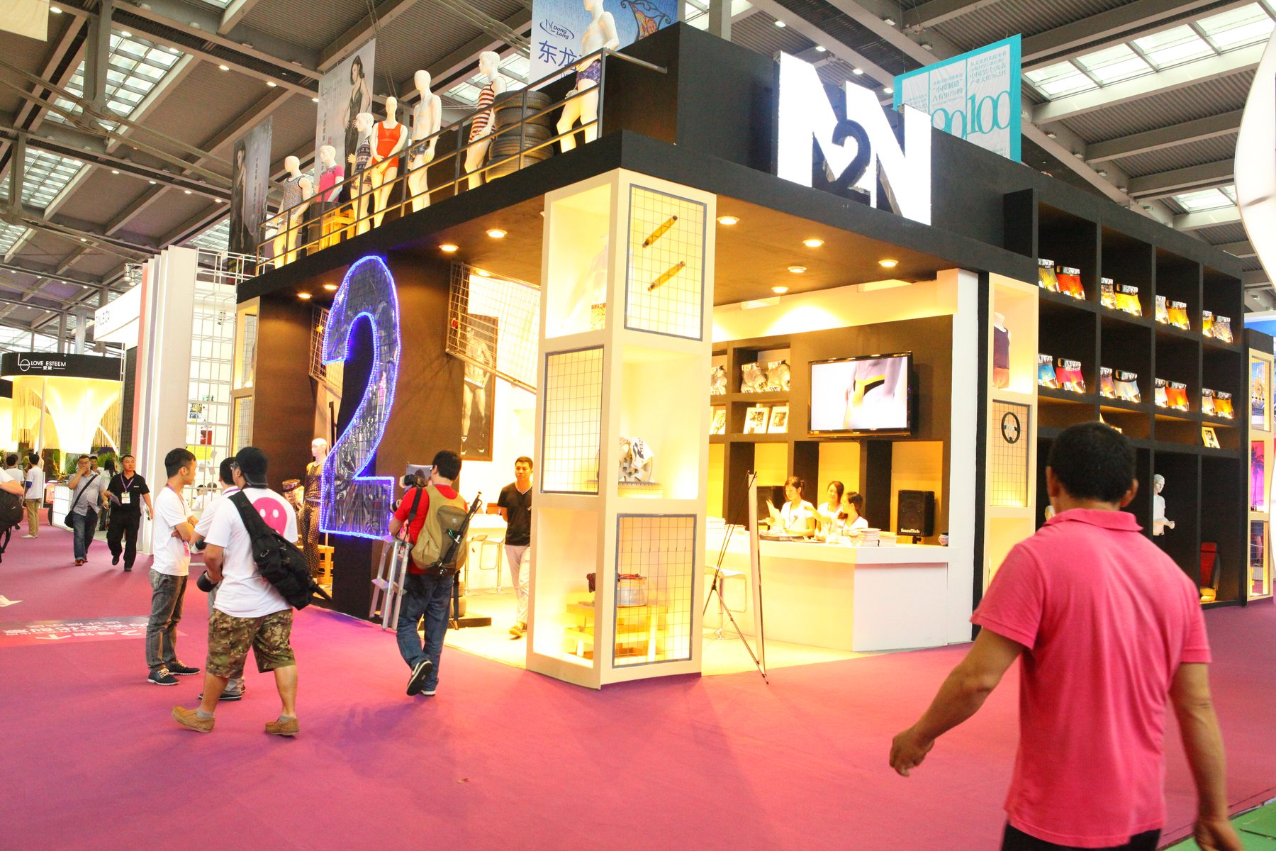 Feitu at an underwear industry exhibition